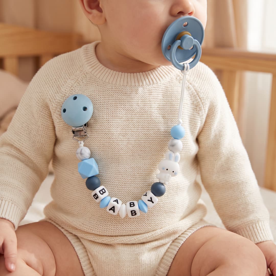 Baby Teethers - カスタムベビーおしゃぶりクリップ、名前入りブルーバニー、シリコン製歯固めチェーン、BPAフリー、おしゃぶりホルダー、幼児用噛み玩具