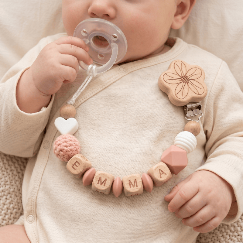 Baby Teethers - 2026年版 名入れベビーおしゃぶりクリップ 木製おしゃぶりチェーン シリコン歯固めホルダー BPAフリー ベビーシャワーギフト